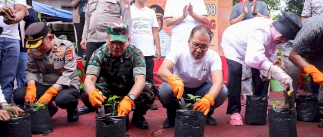 Danny melakukan penanaman dua komoditi penyebab inflasi, yakni Cabai dan Bawang Merah di Lorong Wisata.