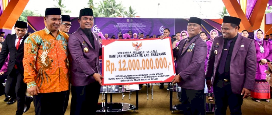 Gubernur Sulsel Andi Sudirman Sulaiman menyerahkan bantuan keuangan sebesar Rp12 miliar kepada Pemkab Enrekang.