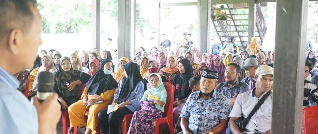 Warga Desa Sanrobone antusias menyambut kedatangan Hamka B Kady.