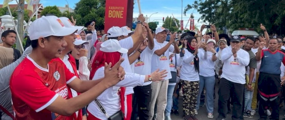 Ketua Ikatan Keluarga Alumni (IKA) Unhas Kota Makassar, Rudianto Lallo, bersama Ketua IKA Unhas Wilayah Sulsel, Danny Pomanto, kompak mengikuti jalan sehat yang digelar IKA Unhas Bone, Minggu, 26 Februari 2023.