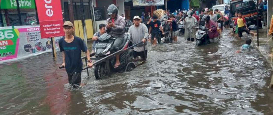 Sepanjang Hari Duguyur Hujan, Banjir Rendam 73 Titik Banjir di Bekasi 