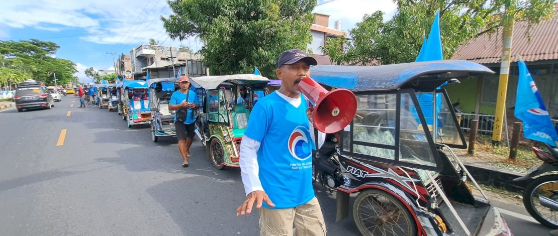 Tampak ratusan becak motor (Bentor) bersiap mengawal Ketua Umum Partai Gelora Indonesia Anis Matta beserta rombongan, start di Hotel Ratih menuju lokasi tempat kegiatan. 