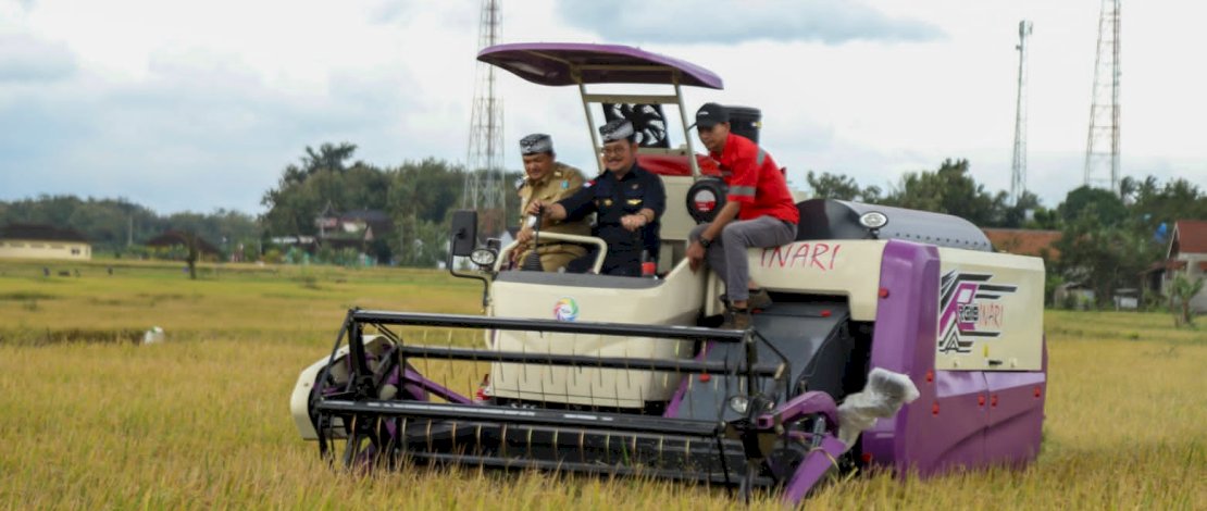 Mentan SYL pada panen padi yang berlangsung di Kelompok Tani Pangudi Tani, Desa Boto, Kecamatan Bancak, seluas 250 ha, Senin, 27 Februari 2023.