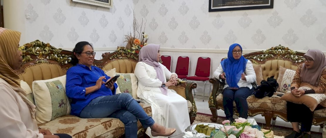 Panitia IWD, diantaranya Husaima Husain, Fadiah Mahmud, Waridah Syafei, Salma Tajang, dan beberapa panitia lainnya, menemui Ketua DPRD Sulsel,Andi Ina Kartika Sari, di rumah jabatannya, Senin, 27 Februari 2023.