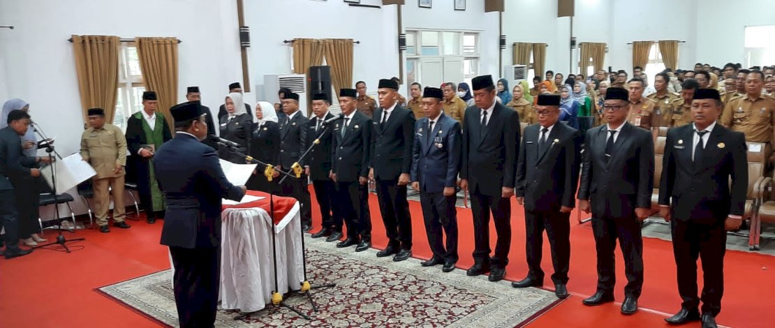 Bupati Bone, Dr HA Fahsar M Padjalangi, melantik sebelas pejabat Eselon II, di Gedung Lateya Riduni Kompleks Rujab Bupati, Selasa, 28 Februari 2023.