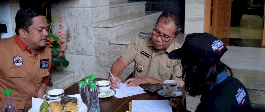 Petugas Pemutakhiran Data Pemilih (Pantarlih) KPU Kota Makassar menyambangi kediaman pribadi Wali Kota Makassar, Moh Ramdhan "Danny" Pomanto, Selasa, 28 Februari 2023.