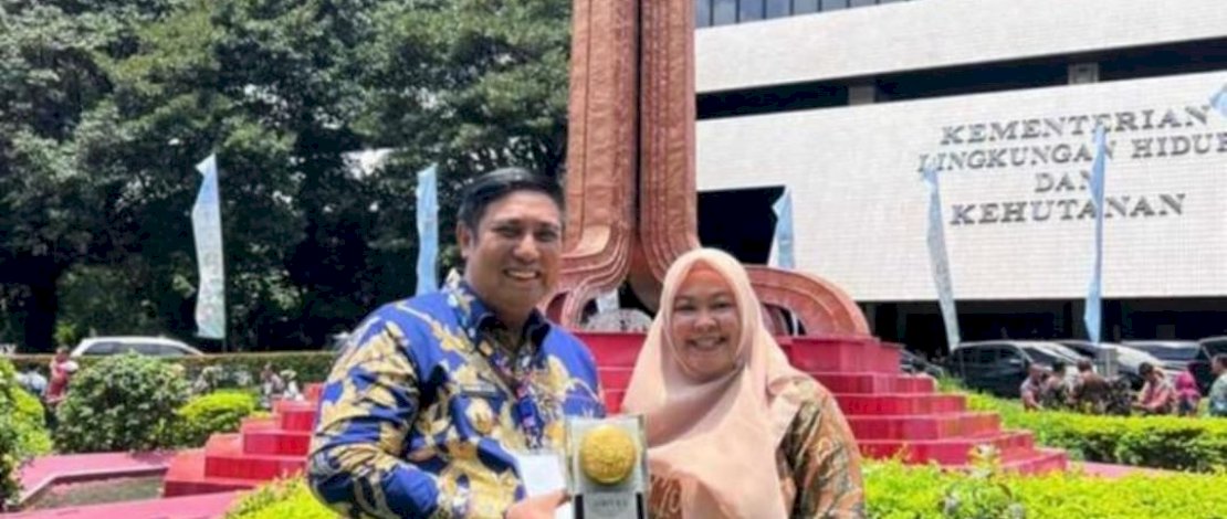 Bupati Maros, Chaidir Syam, memegang Piala Adipura, Puncak Hari Pengelolaan Sampah Nasional (HPSN 2023), di Gedung Manggala Wanabhakti Jakarta, Selasa, 28 Februari 2023.