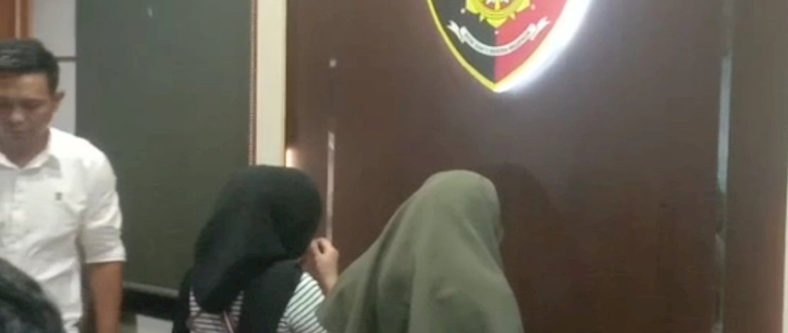 Polisi telah menangkap dua penjual baju bekas atau thrift, pelaku pengeroyokan terhadap calon pembelinya di Makassar.