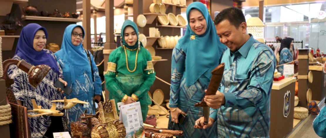 Bupati Kepulauan Selayar Muh Basli Ali bersama Ketua Dewan Kerajinan Nasional Daerah (Dekranasda) Andi Dwiyanti Musrifah Basli, menghadiri pembukaan Inacraft Tahun 2023, di Jakarta Convention Center, Rabu, 1 Maret 2023.