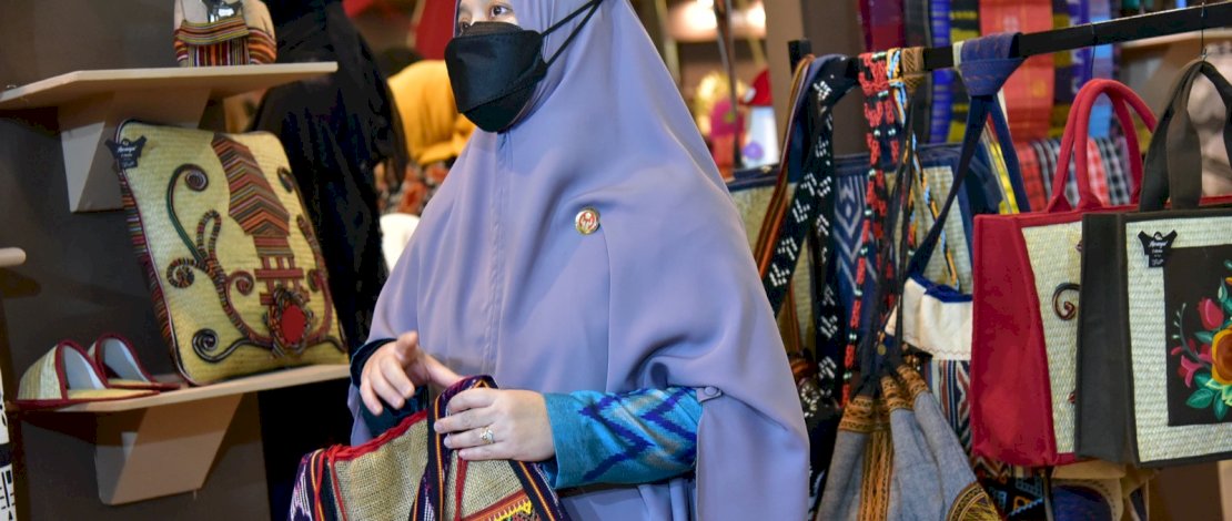 Naoemi Octarina di sela pelaksanaan Inacraft 2023 di Jakarta. Naoemi Octarina di sela pelaksanaan Inacraft 2023 di Jakarta.