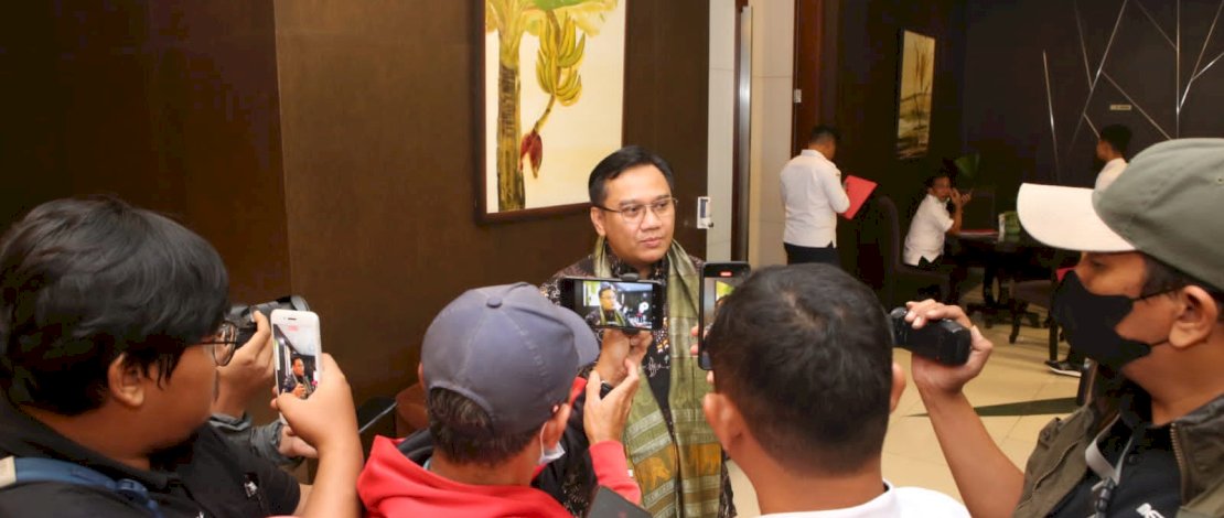 Anggota Ombusdman RI, Yeka Hendra Fatika, saat diwawancara sejumlah jurnalis terkait Surat Edaran Bapanas.