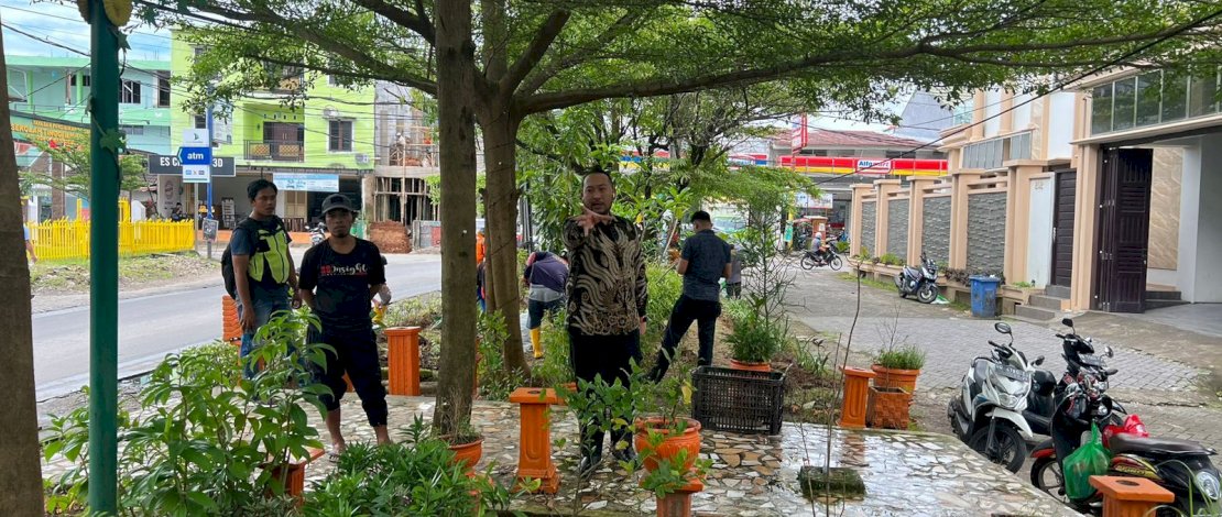 Camat Panakkukang Turun Langsung Lakukan Pembenahan Taman di Meranti Camat Panakkukang Turun Langsung Lakukan Pembenahan Taman di Meranti