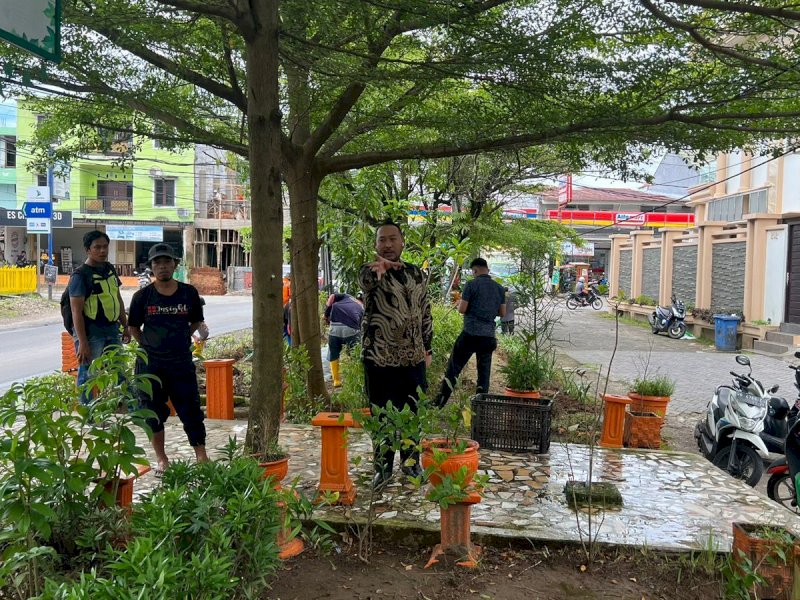 Camat Panakkukang Turun Langsung Lakukan Pembenahan Taman di Meranti 