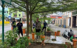 Camat Panakkukang Turun Langsung Lakukan Pembenahan Taman di Meranti 