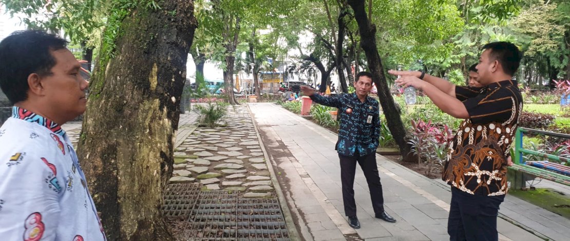 Camat Ujung Pandang, Syahrial Syamsuri, melakukan pengecekan taman macan, Kamis, 2 Maret 2023.