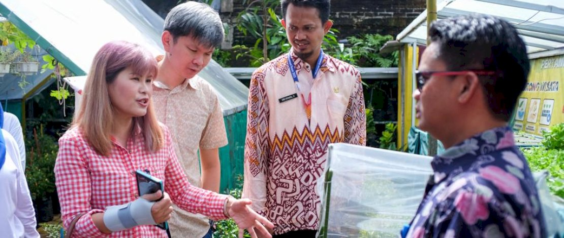 Dua orang tim dari Singapore Cooperation Enterprise atau SCE menyambangi salah satu lorong wisata di Kota Makassar. Dua orang tim dari Singapore Cooperation Enterprise atau SCE menyambangi salah satu lorong wisata di Kota Makassar.