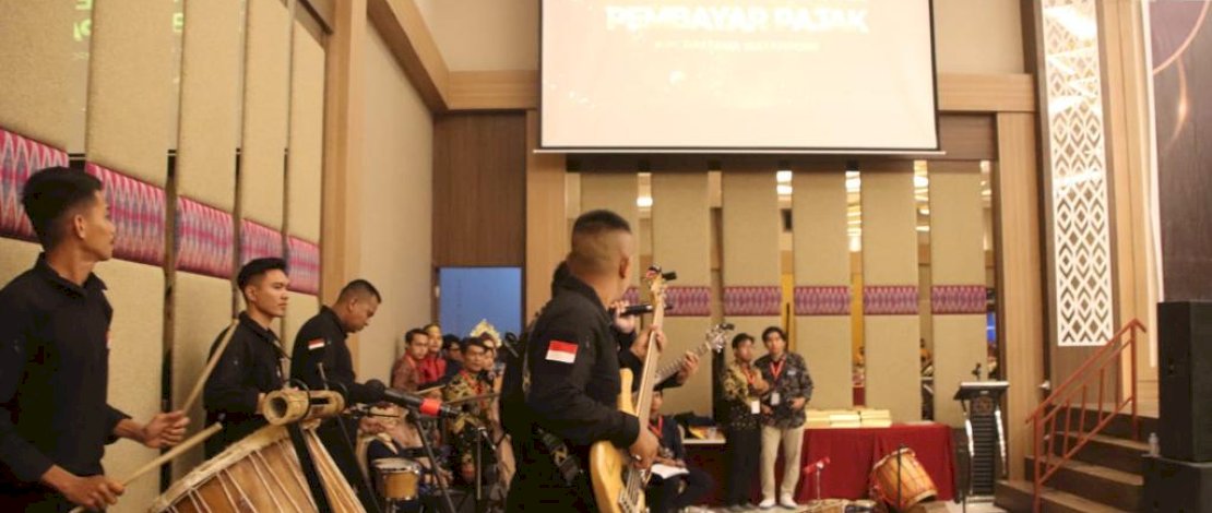 Penampilan grup musik brimob bone.