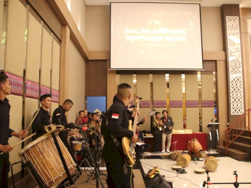 Kepala Kantor Pratama Pajak Watampone Minta Grup Musik Brimob Bone Tampil Khusus di Malam Apresiasi Pajak