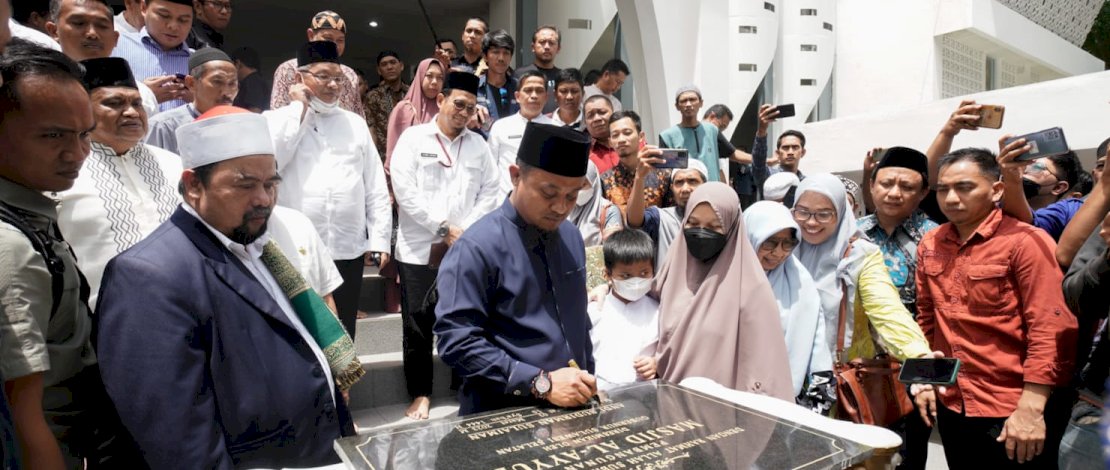 Gubernur Sulsel, Andi Sudirman Sulaiman, bersama Ketua TP PKK Sulsel, Naoemi Octarina, meresmikan penggunaan Masjid Al-Ayyubi, di Kompleks Kantor Gubernur Sulsel, Jalan Urip Sumoharjo, Makassar, Jumat, 3 Maret 2023, yang bertepatan dengan 10 Sya&rsquo;ban 1444 Hijriah.