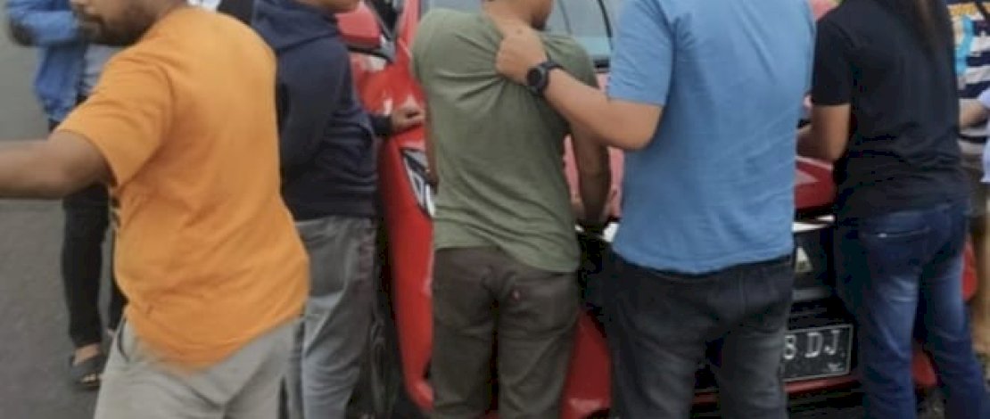 Polisi mengamankan pelaku pencurian 24 iphone.