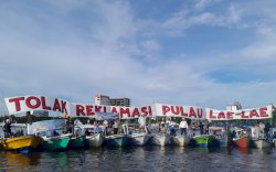 Ratusan Nelayan Gelar Parade Perahu Tolak Reklamasi Pulau Laelae 