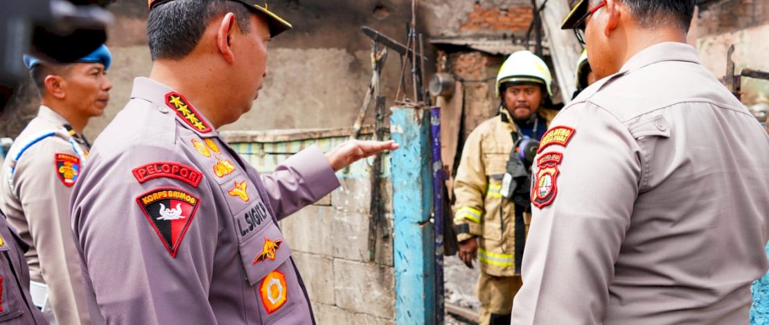Kapolri Jenderal Listyo Sigit Prabowo meninjau lokasi kebakaran Depo Pertamina, Plumpang, Jakarta Utara.