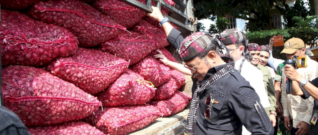 Mentan SYL pada acara panen sekaligus pelepasan panen bawang merah di Desa Krasak, Kecamatan Brebes, Kabupaten Brebes, Minggu, 5 Maret 2023.