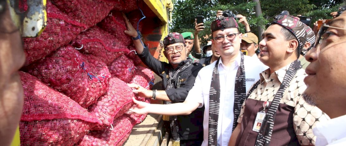 Mentan SYL pada acara panen raya dan pelepasan bawang merah kemitraan Champion di Desa Krasak, Kecamatan Brebes, Kabupaten Brebes, kemarin, Minggu, 5 Maret 2023.
