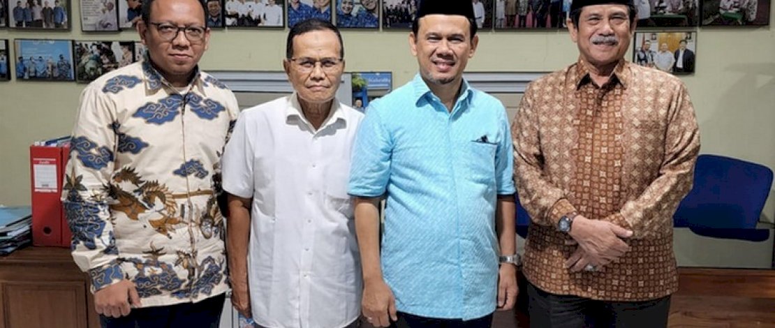 Ketua Paguyuban Pasundan Cirebon Hediyana Yusuf saat menerima kunjungan Sekretaris Jenderal (Sekjen) Partai Gelora Mahfuz Sidik di Sekretariat Pasundan Cirebon di Jalan Wahidin Sudirohusodo, Sukapura, Kejaksan, Kota Cirebon, Jawa Barat, Minggu (5/3/2023).