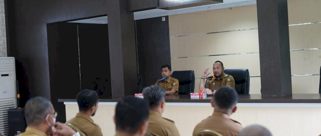 Camat Panakkukang Andi Pangerang Nur Akbar, didampingi Sekretarisnya, Abdul Muis, menggelar rapat koordinasi, di Aula Kantor Camat Panakkukang, Senin, 6 Maret 2023.