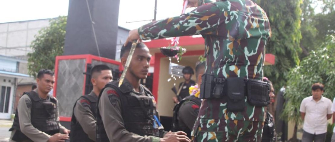 Enam Bintara Remaja Disambut Acara Tradisi Penerimaan di Mako Batalyon C Pelopor Enam Bintara Remaja Disambut Acara Tradisi Penerimaan di Mako Batalyon C Pelopor