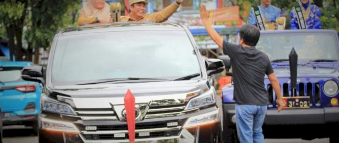 Bupati Maros Chaidir Syam bersama wakilnya, Suhartina Bohari, memimpin arak-arakan Piala Adipura berkeliling Kota Turikale, Senin, 6 Maret 2023.
