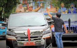 Chaidir Syam - Suhartina Bohari Arak Piala Adipura Keliling Kota Turikale