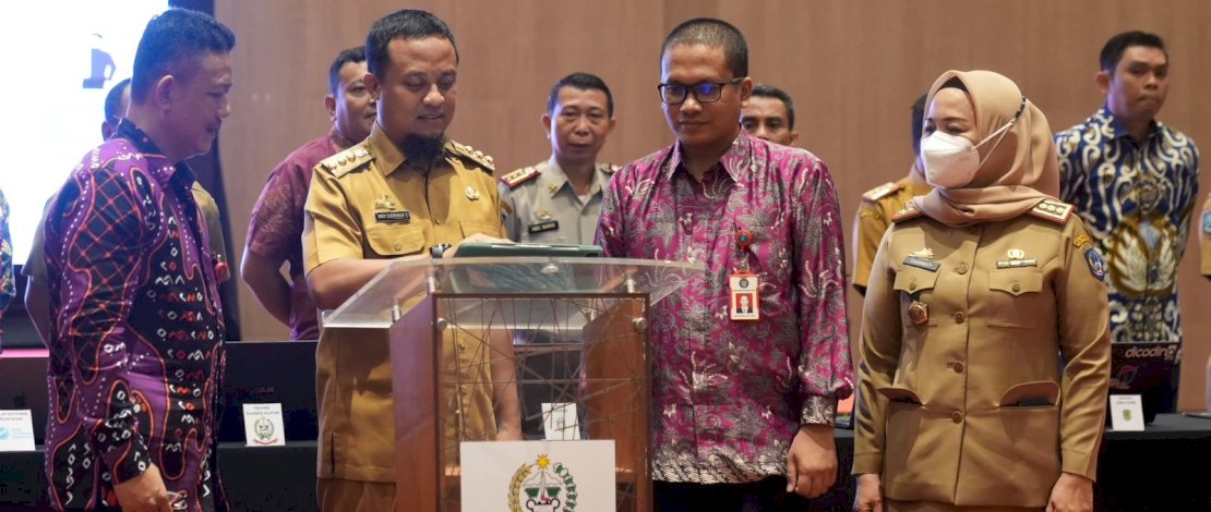 Gubernur Sulsel, Andi Sudirman Sulaiman, membuka kegiatan Penandatanganan Perpanjangan Perjanjian Kerjasama (PKS) tentang Pemanfaatan Tanda Tangan Elektronik antara Badan Siber dan Sandi Negara (BSSN) Pemprov Sulsel dan 24 Pemerintah Kabupaten/Kota, di Hotel Gammara, Makassar, Selasa, 7 Maret 2023.