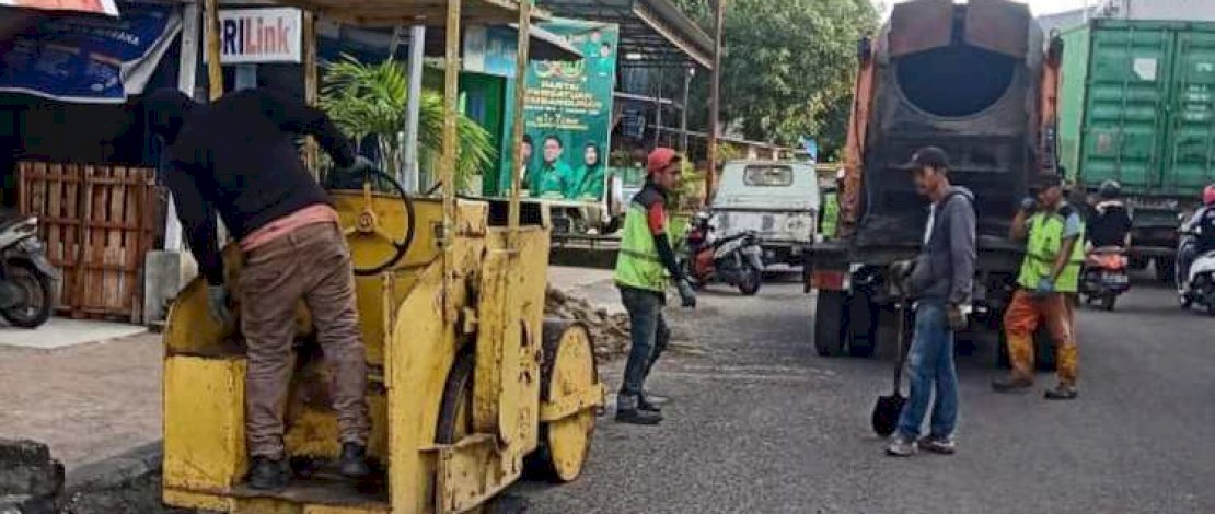 Perbaikan jalan rusak di Kota Parepare.