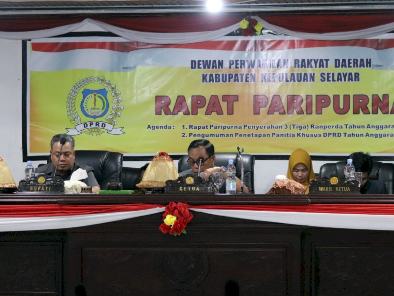 Sekretaris Daerah Serahkan tiga Ranperda ke DPRD Selayar