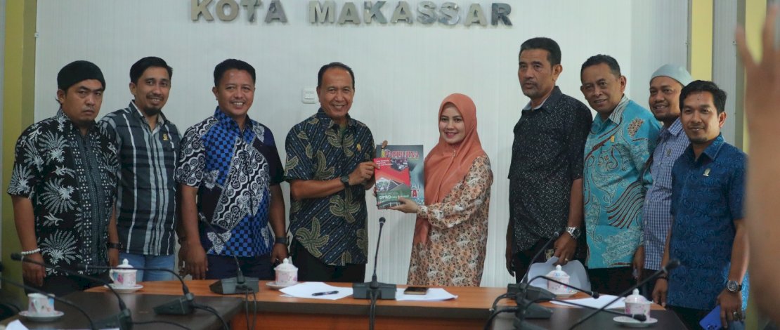 Andi Suhada Sappaile melakukan diskusi bersama Anggota Pansus Ranperda Inisiatif DPRD Sinjai.