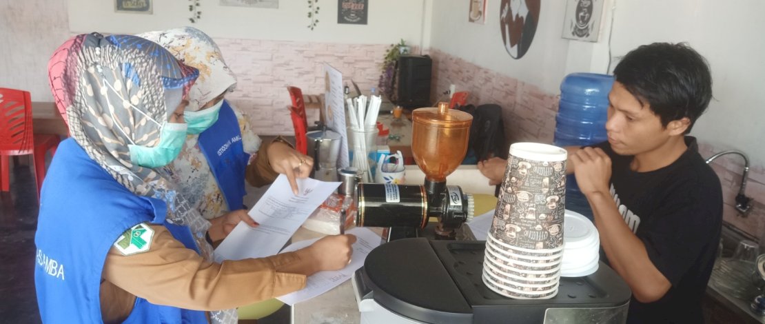 Petugas Sanitarian Puskesmas Masamba, Istiqomah, saat melakukan inspeksi kesehatan lingkungan, Selasa, 7 Maret 2023, di salah satu warung kopi, Roogar Coffee, Masamba.