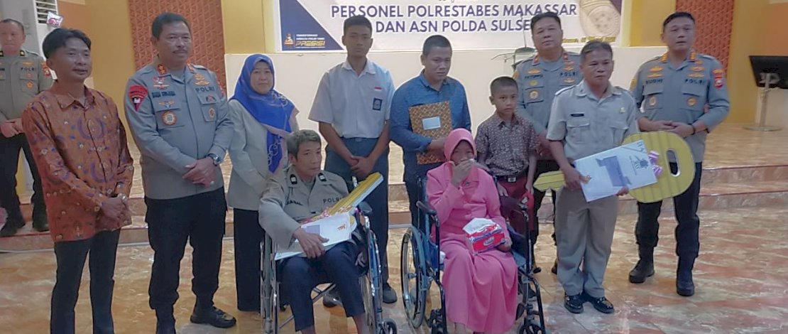 Kapolda Sulsel, Irjen Pol Nana Sudjana, bersama Kapolrestabes Makassar, Kombes Pol Budhi Haryanto, memberikan bantuan rumah siap huni kepada anggota polisi penderita stroke, Aiptu Jamaluddin. Kapolda Sulsel, Irjen Pol Nana Sudjana, bersama Kapolrestabes Makassar, Kombes Pol Budhi Haryanto, memberikan bantuan rumah siap huni kepada anggota polisi penderita stroke, Aiptu Jamaluddin.