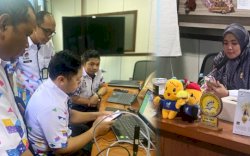 Di Ruang Rapat Wakil Bupati, Pihak Disdukcapil Maros Simulasikan Penggunaan KTP Digital Berbasis Android