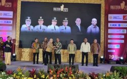 Bersama Khofifah, Taufan Pawe Terima Penghargaan Kepala Daerah Terbaik Tingkat Nasional