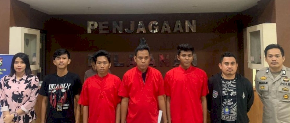 Seorang pelajar asal Kabupaten Sidrap inisial AW (18) terlibat dalam bisnis Pinjaman Online (Pinjol) ilegal bersama dua temannya, masing-masing inisial WN (38) dan ZR (28).
