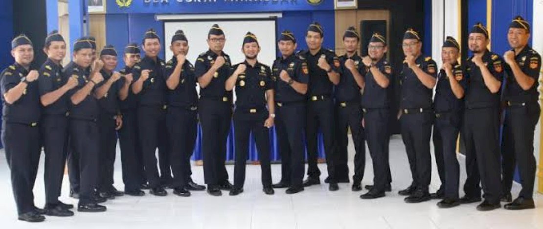 Kepala Bea Cukai Makassar, Andhi Pramono  bersama jajaran di kantornya.