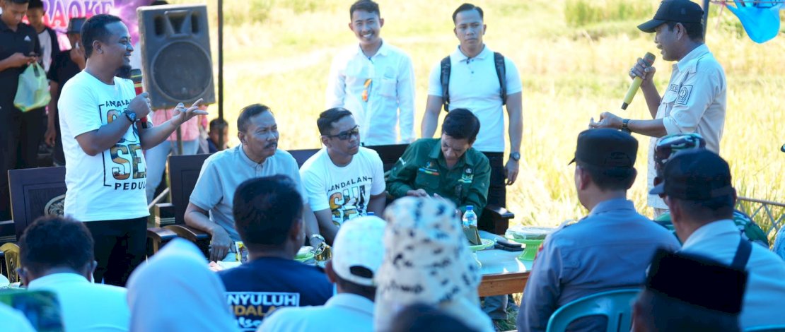 Gubernur Sulsel, Andi Sudirman Sulaiman, dalam giat Seruput Kopi 1.000 Gelas, di Lapangan Desa Mappesangka, Kecamatan Ponre, Kabupaten Bone, Kamis, 9 Maret 2023.