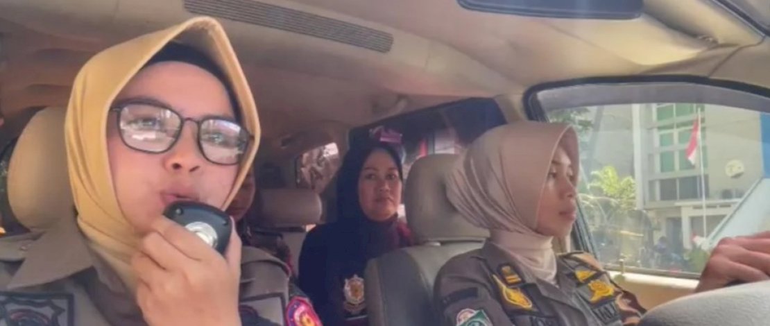 Satuan Polisi Pamong Praja Kota&nbsp;Parepare&nbsp;mengelililingi wilayah kota untuk memberitahukan waktu Salat Jumat kepada umat muslim, khususnya bagi laki-laki.