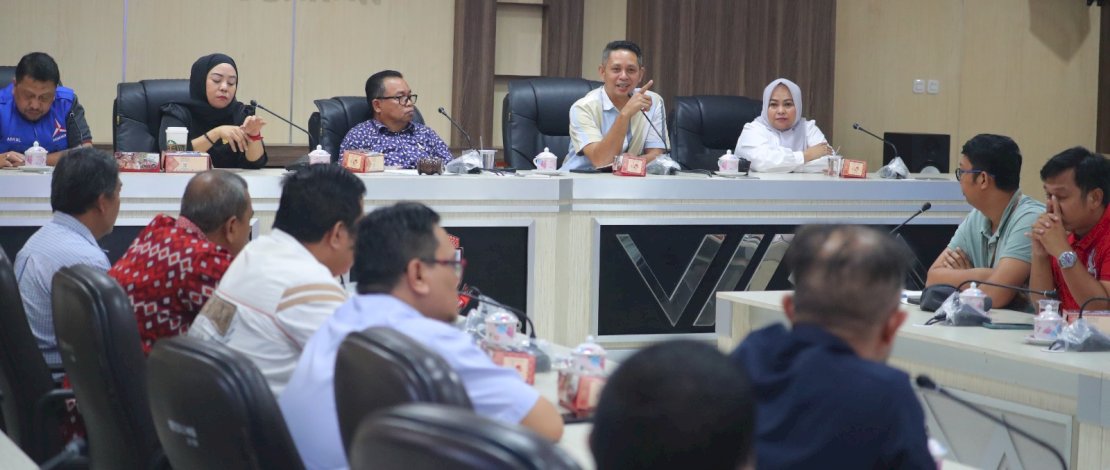 Ketua Komisi C DPRD Kota Makassar, H Sangkala Saddiko, didampingi Sekretaris Komisi, Supratman, memimpin Rapat Dengar Pendapat (RDP) membahas perpanjangan kontrak BTS (Tower Provider), Jumat, 10 Maret 2023.