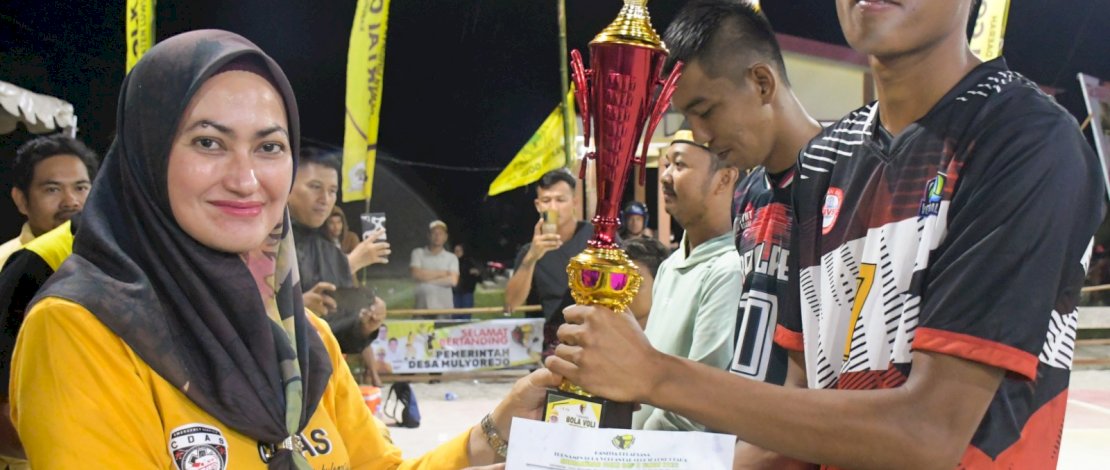 Bupati Luwu Utara, Indah Putri Indriani, menyerahkan hadiah kepada para juara Turnament Bola Volly Indoor Muhammad Fauzi Cup II Antar Club se Kabupaten Luwu Utara, Jum&rsquo;at malam, 10 Maret 2023.