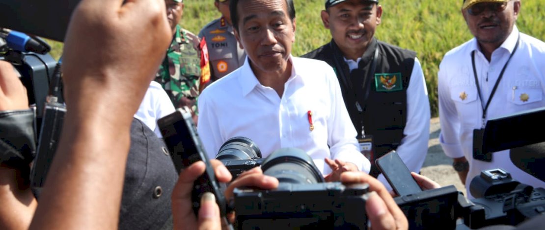 Presiden Jokowi saat menghadiri Panen Raya Padi di Ngawi, Jawa Timur, Sabtu, 11 Maret 2023.