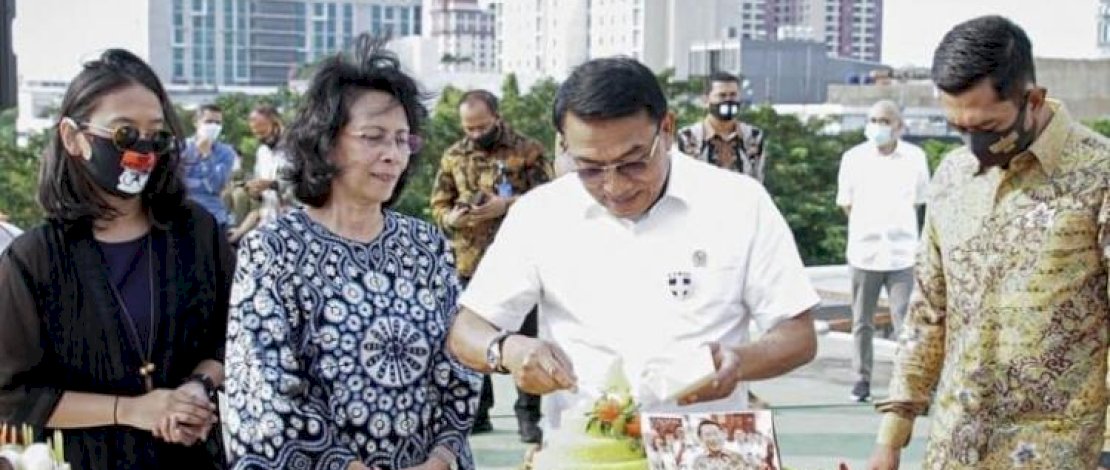 Kenangan KSP Moeldoko bersama istri, mendiang Koesni Hariningsih, saat merayakan ulang tahun ke-62 pada 8 Juli 2020. (Foto: Instagram) Kenangan KSP Moeldoko bersama istri, mendiang Koesni Hariningsih, saat merayakan ulang tahun ke-62 pada 8 Juli 2020. (Foto: Instagram)