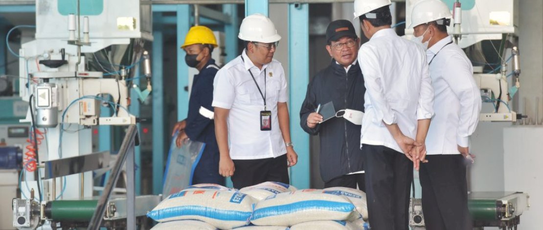 Presiden Jokowi dan Seskab Pramono Anung beserta sejumlah pejabat lainnya meninjau Sentra Penggilingan Padi Bulog di Sragen, kemarin.

